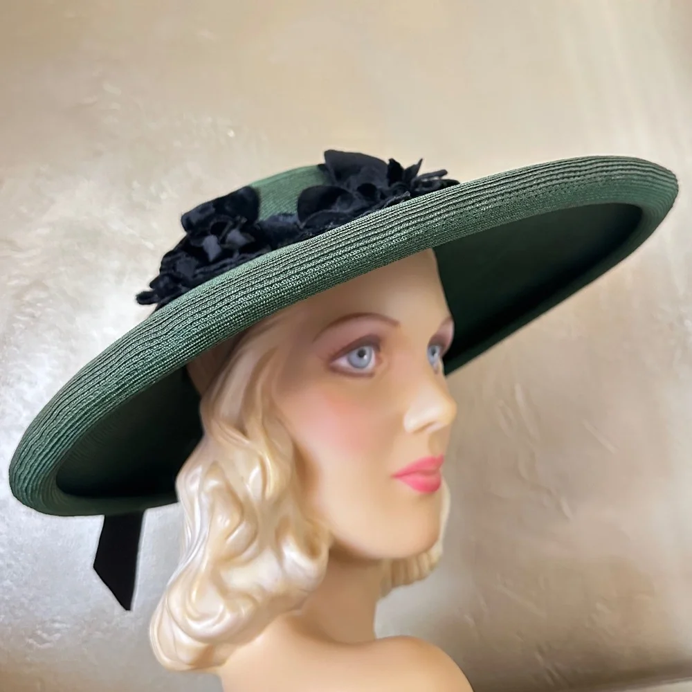 DASHING 1950s' GREEN STRAW WIDE BRIM HAT + BLACK FABRIC/VELOUR FLOWERS & BAND - Picture 9 of 14